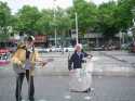 Raman Kapoor/New Delhi und Ralf am 27.05.2011 auf dem Beatles-Platz.